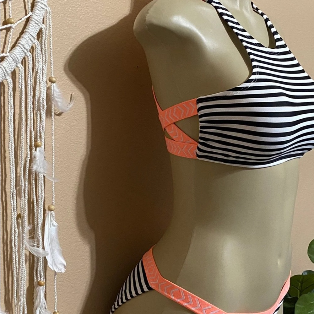 Bikini - Picture 3 of 6